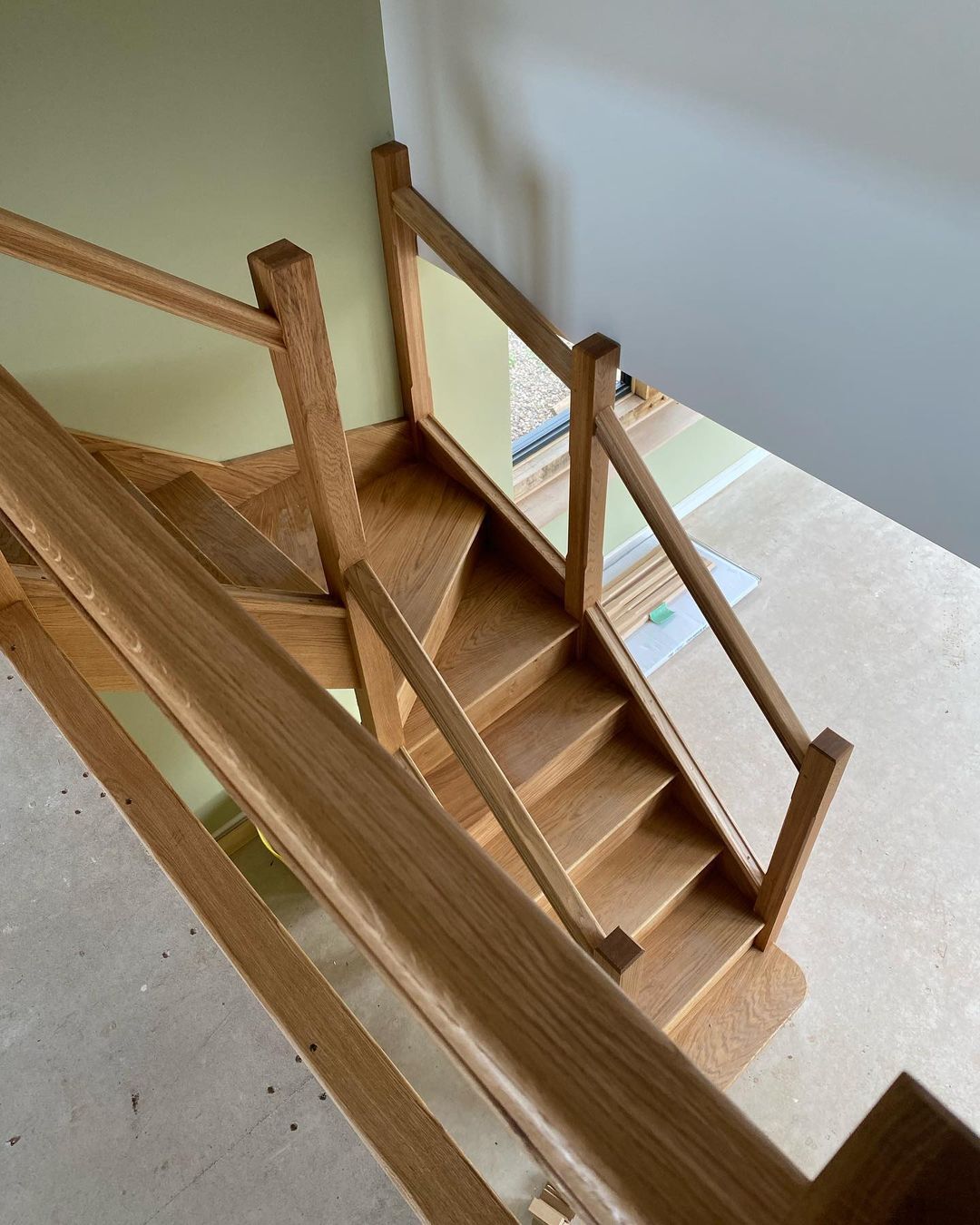 a2df75d869674bd607cd403ef11cec26.single-winder-staircase-solid-oak-handrail-and-newl-posts-1.jpg (1080×1350)