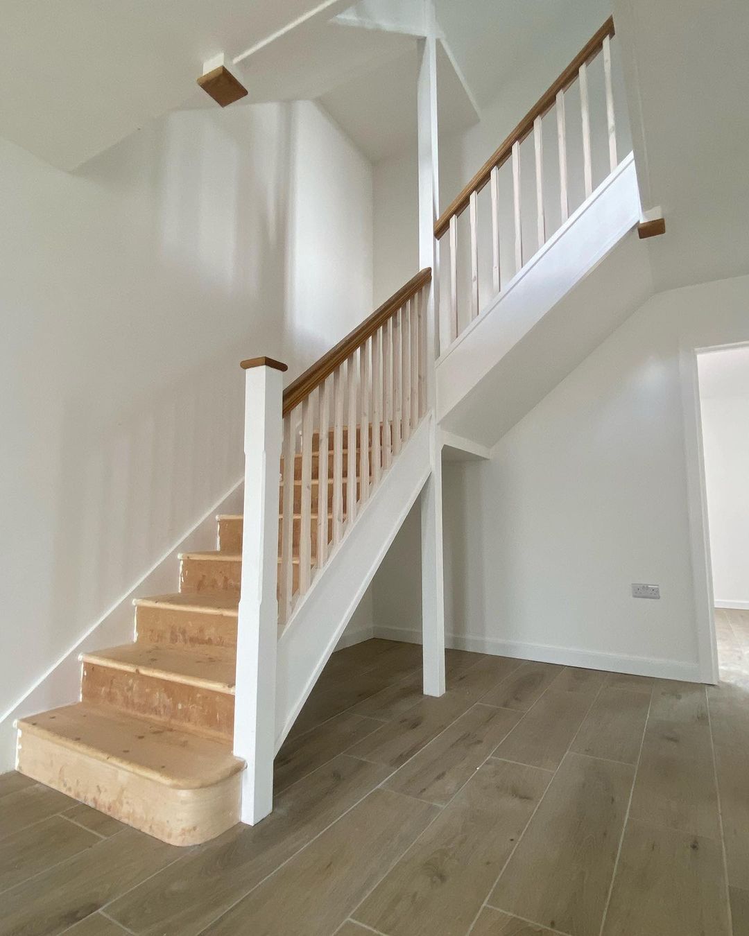 a2df75d869674bd607cd403ef11cec26.two-flights-of-quarter-turn-staircases-painted-white-spindles-and-oak-handrail-1.jpg (1080×1350)