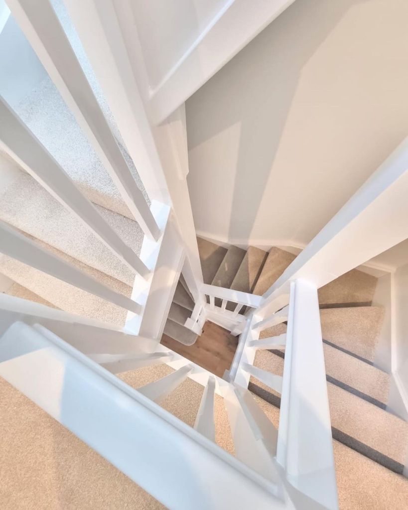 de196d056ed5ca2901c5dd6a15a1978d.double-winder-staircase-painted-white-with-carpeted-stairs-top-shot-through-middle.jpg (819×1024)